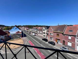 <p><strong>Bezoek na afspraak met IMMOBOSS per e-mail: ronse@immoboss.be</strong><br /><br />Op een boogscheut van de stadskern kan u deze kleinschalige residentie terugvinden. Het appartement bevindt zich op het derde verdiep (geen lift aanwezig) en is als volgt ingedeeld: lichtrijke woonkamer, balkon met uitzicht, keuken, badkamer, slaapkamer en een praktische berging. Aparte tellers EW, verwarming op accumulatie, EPC-label: D en maandelijkse onkost: 25 EUR (verbruik en onderhoud van de gemene delen, met afrekening). Beschikbaar vanaf 15/09/2026.<br /><br /><strong>Bezoek na afspraak met IMMOBOSS per e-mail: ronse@immoboss.be</strong></p>