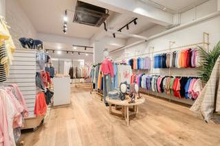Commercieel Vastgoed op de LippenslaanOp zoek naar de ultieme locatie voor uw onderneming? Dit riante handelspand van 140 m² aan de...