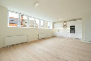 Instapklaar appartement met groot terras op centrale ligging in het stadscentrum in een rustige straat. Het gebouw is volledig gerenoveerd en is gelegen op wandelafstand van winkels, restaurants, universiteit. Het appartement is gerenoveerd met oog voor detail en oog voor de toekomst. Afwerking met hoogwaardige materialen. <br /><br />Indeling van het appartement:<br />Via de inkomhal met afzonderlijk toilet, betreed je het appartement en kom je terecht in de ruime living op parket +/- 45 m². Open ingerichte keuken voorzien van kasten, spoeltafel, frigo, oven, kookfornuis, vaatwasser.<br />Het terras grenst aan de living en geniet een oppervlakte van 17,5 m².<br />De slaapkamer op parket geniet een oppervlakte van +/- 12 m². Ensuite ruime badkamer met hangtoilet, wastafel met meubel, inloopdouche. <br /><br />Kelderberging en fietsenstalling. <br />Algemene onkosten: € 50 per maand<br /> 
