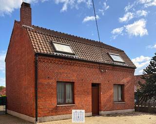 Deze vrijstaande woning gelegen aan de Rotemerlaan 45 in Neeroeteren beschikt over een ruime tuin en een praktische indeling. Gelegen op een perceel van 816 vierkante meter biedt de woning heel wat ruimte en mogelijkheden, zowel binnen als buiten.<br /><br />Via de voordeur of de zijdeur aan de achterzijde betreedt u de woning. Op het gelijkvloers bevinden zich een woonkamer met aansluitende eetkamer, een keuken en een praktische bergruimte. Verder zijn er een apart toilet, een badkamer uitgerust met een lavabo, inloopdouche en kastruimte, en een extra bergruimte. Daarnaast is er een aparte bureauruimte die momenteel als slaapkamer wordt gebruikt. De eerste verdieping omvat drie slaapkamers, een nachthal en een zolderkamer.<br /><br />Het volledige perceel is omheind. Vooraan beschikt de woning over een verharde oprit en een extra parkeerplaats aan de rechterzijde. De ruime tuin is momenteel door een haag in twee delen verdeeld en biedt diverse mogelijkheden om naar eigen wens in te richten. Daarnaast bevinden zich op het perceel een garagebox en een aparte schuur.<br /><br />De woning bevindt zich aan de Rotemerlaan, op korte afstand van het centrum van Neeroeteren. Winkels, scholen en horecazaken liggen in de nabije omgeving, waardoor dagelijkse voorzieningen vlot bereikbaar zijn.<br /><br />Voor dit pand kan de Vlaamse renovatieverplichting voor residentiële gebouwen van toepassing zijn. Meer informatie over de geldende regelgeving vindt u op de website van de Vlaamse overheid: https://www.vlaanderen.be/bouwen-wonen-en-energie/kopen-en-verkopen/een-huis-of-appartement-kopen/renovatieverplichting-voor-residentiele-gebouwen <br /><br />Heeft u interesse? Contacteer Anne-Sophie Vliegen via +32 468 54 17 19 of info@immovliegen.be voor meer informatie.