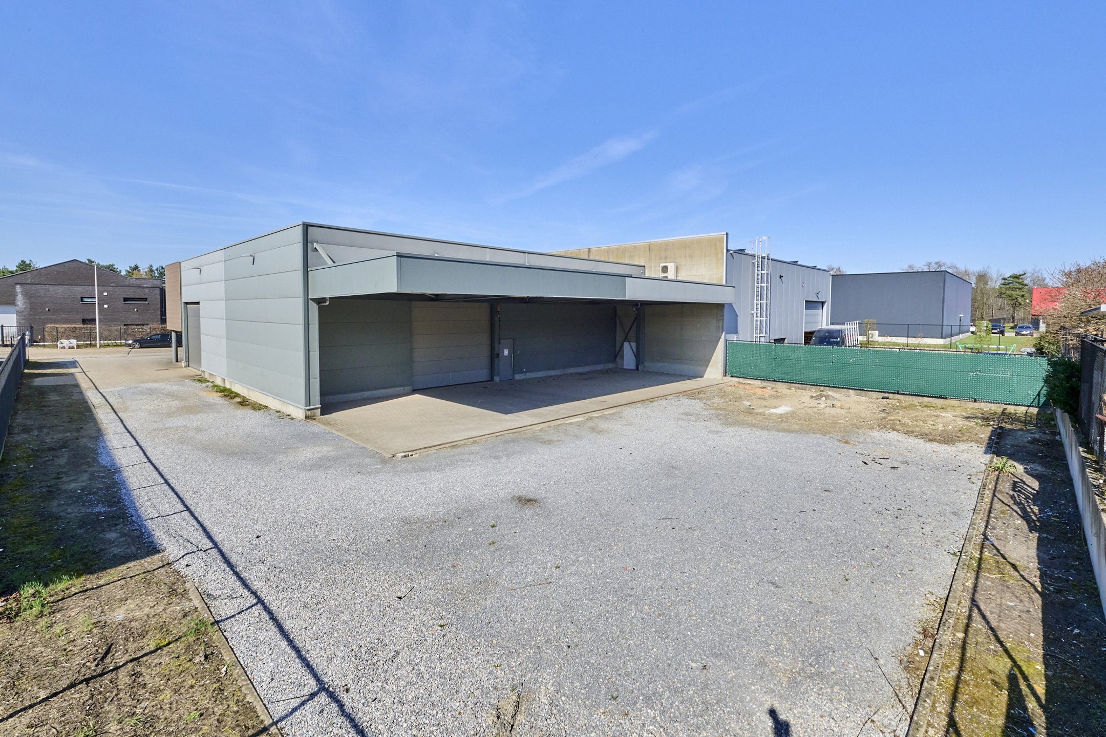 MULTIFUNCTIONEEL BEDRIJFSGEBOUW MET APPARTEMENT EN BUITENTERREIN - foto 2