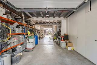 Ben je op zoek naar een instapklare woning met een atelier of werkplaats die mogelijks gesplitst kan worden aangekocht?Dan is dit uniek pand iets...