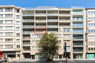 <p>Te koop: instapklaar appartement in Oostende, op korte wandelafstand van de zeedijk en het bruisende centrum.</p>

<p> </p>

<p>Dit gesloten appartement, gebouwd in 1998, biedt een comfortabele indeling en een uitstekende ligging. Met de zeedijk en het centrum vlakbij geniet u van alle voordelen van de kuststad: winkels, restaurants en strand op slechts enkele minuten. Dankzij de verzorgde staat is het instapklaar, ideaal voor wie meteen wil genieten of op zoek is naar een solide investering.</p>

<p> </p>

<p>Belangrijkste ruimtes:<br />• Living met veel lichtinval en toegang tot het terras<br />• Keuken met praktische indeling<br />• Twee slaapkamers, beide met voldoende ruimte<br />• Twee badkamers: één met ligbad, één met douche<br />• Berging voor extra opslag<br />• Terras voor buitenmomenten</p>

<p> </p>

<p>Troeven:<br />• Dichtbij zeedijk en centrum<br />• Ideale investering<br />• Instapklaar</p>

<p> </p>

<p>Het appartement wordt momenteel verhuurd aan € 912,00/maand. Er is een inpandige staanplaats aanwezig (€ 30 000).<br />Er zijn vier fietshaken aanwezig in de gemeenschappelijke fietsenberging van het gebouw.</p>

<p> </p>

<p>Neem vandaag nog contact op met uw ERA-makelaar voor een bezoek.</p>

<p> </p>

<p>JOUW DROOMAPPARTEMENT. ZO GEVONDEN!</p>