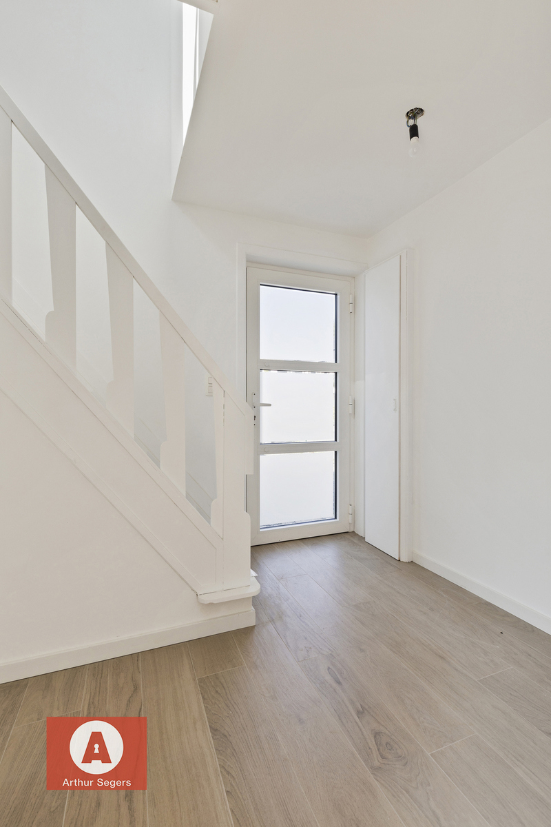 TE HUUR: Recent gerenoveerde halfopen woning met drie slaapkamers en garage in rustige straat - foto 3