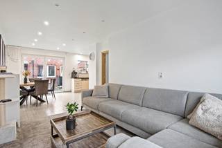 Uiterst gunstig gelegen woning in een zeer rustige en aangename woonomgeving!  Dit huis bevindt zich op wandelafstand van het park van Boom en ligt nabij verschillende scholen, grootwarenhuizen en het openbaar vervoer.  De oprit van de A12 Antwerpen-Brussel ligt op enkele minuten rijden, ideale ligging voor woon-werkverkeer. <br />Deze woning is een zeer solide constructie en werd gerenoveerd in 2020.  Goede EPC score: Label B!<br /><br />De indeling is als volgende: -1: een droge KELDER verdeeld in 2 compartimenten met wasplaats; GLVL: een inkomhall, een apart toilet, een woonkamer en een ingerichte keuken; 1eV: een nachthall, een ingerichte badkamer met toilet en 2 slaapkamers; 2eV: een apart toilet en 2 slaapkamers; 3eV: afgewerkte zolderruimte zonder vaste trap.  Verder beschikt dit eigendom over een tuin met een tuinkamer &amp; apart toilet. <br /><br />Dit pand werd steeds goed onderhouden en is voorzien van alle nodig comfort!  Voor meer info of een bezichtiging ter plaatse mag u ons contacteren via 03 459 99 99 of info@leximmo.be. 