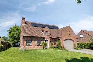 Kom en ontdek deze woning tijdens de Pre-sale op donderdag 11/06 van 17u30 tot 19u, maak nu je afspraak! Alleenstaand huis met 5 kamers te koop in Beveren-Leie. Het huis is gelegen op een mooi perceel van ca. 908m². Het huis beschikt over 5 kamers, aangename tuin en een aparte dubbele garage en is gunstig gelegen nabij de zavelputten te Beveren-Leie. INDELINGGelijkvloers:Inkomhal met gastentoilet - kamer 1/ bureau - leefruimte met houtkachel - ingerichte keuken - wasberging met douche - kelder - garage - aangename tuin - aparte dubbele garageEerste verdiep:Nachthal - slaapkamer 1 - slaapkamer 2 - slaapkamer 3 - slaapkamer 4 - badkamerZolder met valtrapALGEMENE INFO- Gunstig EPC B- Zonnepanelen- Isolatie dak en spouwmuren- Regenwater 10.000L* Eigendom beschikbaar vanaf 1/02/2028 mits bezettingsvergoeding €750/maand* Aktedatum uiterlijk 30/11/2026De eigendom wordt aangeboden via de Pre-sale formule. Op 11/06/2026 tussen 17:00 en 18:30 kan u de woning op afspraak komen bezichtigen en een bod uitbrengen. De vermelde prijs is een instelprijs. Voor meer info, gelieve contact op te nemen met de dossierverantwoordelijke.Bestuursmaatregelen in het maatregelenregister: nee