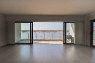 Op de 2de verdieping aan de Scheldeoever 25 in Hemiksem bevindt zich dit instapklare appartement met een frontaal en blijvend open zicht op de...
