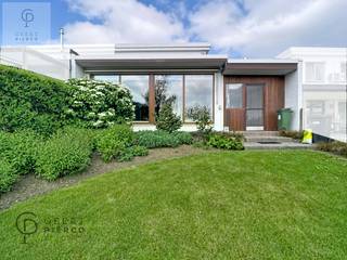 Deze woning is echt het bezoeken waard. <br />Gelegen op onze wijk Cuba, net niet midden in stad Landen, maar absoluut op wandelafstand van alle winkels, scholen, sportinfrastructuur, en vooral het openbaar vervoer, treffen we deze topper.<br />Meteen bij het binnenkomen, wordt je overvallen door de gezellige sfeer. Hiervoor zorgt vooral de houten vloer, de open haard, de prachtige uitbouw, en absoluut het prachtige landschap in combinatie met de tuin dat je er gratis bijkrijgt.<br />De woning werd prachtig onderhouden en heeft zelfs een moderne touch!!! Denk maar aan de glazen deuren, de moderne verlichting, de rolgordijnen.<br />Kort samengevat treffen we op<br />-het gelijkvloers : de hal, een enorme leefruimte met aansluitend de keuken, allemaal met zicht op de tuin en de velden, een wasplaats/berging, het toilet, een kleine vestiaire met extra berging, de ruime garage met elektrische poort, de ruimte voor de verwarmingsketel. De perfect onderhouden tuin hier aansluitend spreekt boekdelen. Achteraan in de tuin tref je tevens een vrij recente en moderne tuinwoning.<br />-eerste verdieping : drie slaapkamers en badkamer met dubbele lavabo en douchecel, nachthal<br />Er is geen kelder, noch zolderruimte.<br />Gezien de woning asbestveilig is en een mooi epc heeft, waardoor energetische renovatie niet hoeft, is dit echt wel een toppertje.<br />Neem snel contact op via onze site of telefonisch via 011/361919.<br /><br /> 