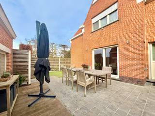 Op zoek naar een gezellige en meteen bewoonbare woning op een uitstekende locatie? Deze leuk gerenoveerde woning bevindt zich in het wijze centrum van Ertvelde en combineert charme, comfort en functionaliteit.<br /><br />De woning werd in 2008 zo goed als volledig gestript en smaakvol ingericht in een warme, landelijke stijl. De aangename keuken vormt het hart van het huis en nodigt uit tot gezellige familiemomenten. Dankzij de dakisolatie en de nieuwe CV-ketel op aardgas geniet je bovendien van een aangenaam wooncomfort.<br /><br />Met drie volwaardige slaapkamers – waarvan één tot in de nok voor een extra sfeervol gevoel – en twee nette badkamers biedt deze woning ruimte voor het hele gezin. Buiten wacht een mooi aangenaam perceel van 310 m² met een tof zonneterras waar je heerlijk kan ontspannen.<br />Extra troeven zijn de elektrische rolluiken, de dubbele oprit en de aparte, volwaardige garage of grote bergruimte. Ideaal voor een kleine zelfstandige, hobbyist of wie gewoon extra opslagruimte wenst.<br />Kortom, een karaktervolle woning zonder renovatieverplichting (EPC score D) waar je meteen kan intrekken.<br />Troeven<br />- Topligging nabij het centrum van Ertvelde<br />- Instapklaar en gezellig gerenoveerd<br />- Leuk perceel van 310 m²<br />- De woning is ASBESTVEILIG<br />- 3 slaapkamers en 2 badkamers<br />- NIEUWE verwarmingsketel op aardgas + dakisolatie<br />- Elektrische rolluiken<br />- Aparte garage / grote bergruimte<br />- EPC score D ( vloerisolatie is aanwezig maar kon niet aangetoond worden dus deze score zou eigenlijk nog beter moeten zijn)<br /><br />Een ideale thuis voor wie comfortabel en stijlvol wil wonen!<br />Meer info of een bezoek? Stuur gerust een e-mail naar hallo@wijsvastgoed.be, dan bellen wij u op voor een WIJS bezoek !