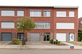 <p><span>HOBOKEN | PORTUGEZENHOEK | TE MODERNISEREN BEL-ETAGE MET DRIE SLAAPKAMERS EN TUIN OP EEN TOTALE GRONDOPPERVLAKTE VAN 155m² | EPC B |</span></p><p><span>Indeling als volgt: gelijkvloers: voortuin/oprit - inkomhal - garage met aansluiting wasmachine - gastentoilet - berging met cv-ketel - tuin.</span></p><p><span>Eerste verdieping: overloop - ruime woonkamer - geïnstalleerde keuken.</span></p><p><span>Tweede verdieping: overloop - berging (of mogelijk 3de toilet) - drie slaapkamers - badkamer met bad, enkele lavabo en toilet.</span></p><p><span>Solide betonconstructie met geïsoleerd dak, nieuwe inkomdeur en garagepoort, nieuwe condensatieketel en zonnescreening. </span></p><p><span>Gelegen in een rustige woonwijk in de onmiddellijke omgeving van winkels, scholen en openbaar vervoer.</span></p>