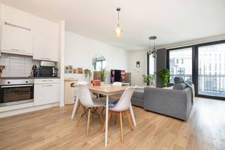 BRUSSEL, Europese wijk, prachtig appartement van ± 88 m² met terras van ± 6 m² gelegen op de 7e verdieping van een gebouw uit 2014. Ingangshal...