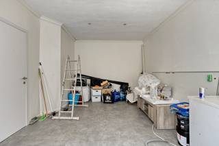 <p><span>Bent u op zoek naar een woning met potentieel, waar reeds belangrijke renovatiewerken werden uitgevoerd? Dan is deze charmante woning in Deurne zeker een bezoek waard.</span></p><p><span>Bij het betreden van de woning komt u in de inkomhal, die toegang biedt tot een eerste slaapkamer of bureauruimte. Deze ruimte is ideaal als thuiskantoor, hobbykamer of extra slaapkamer.</span></p><p><span>Op het gelijkvloers bevindt zich eveneens de badkamer, die in 2022 volledig werd vernieuwd. Deze moderne badkamer is uitgerust met een inkoopdouche en toilet.</span></p><p><span>De eerste verdieping omvat een gezellige leefruimte met open keuken. Dankzij deze open indeling ontstaat een aangename woonomgeving waar koken, eten en ontspannen naadloos in elkaar overlopen.</span></p><p><span>Op de tweede verdieping vindt u nog twee ruime slaapkamers, die tal van mogelijkheden bieden voor een gezin, logeerkamers of een combinatie van slapen en werken.</span></p><p><span> </span></p><p><span>Bijzonderheden</span></p><p><span>EPC Energielabel C - 286 kwh/(m² jaar)</span></p><p><span>Geen renovatieplicht</span></p><p><span>De elektriciteit is conform</span></p><p><span>Er is overal dubbele beglazing met PVC kader</span></p><p><span>CV is op gas</span></p><p><span>P-score: D</span></p><p><span>G-score: D</span></p>