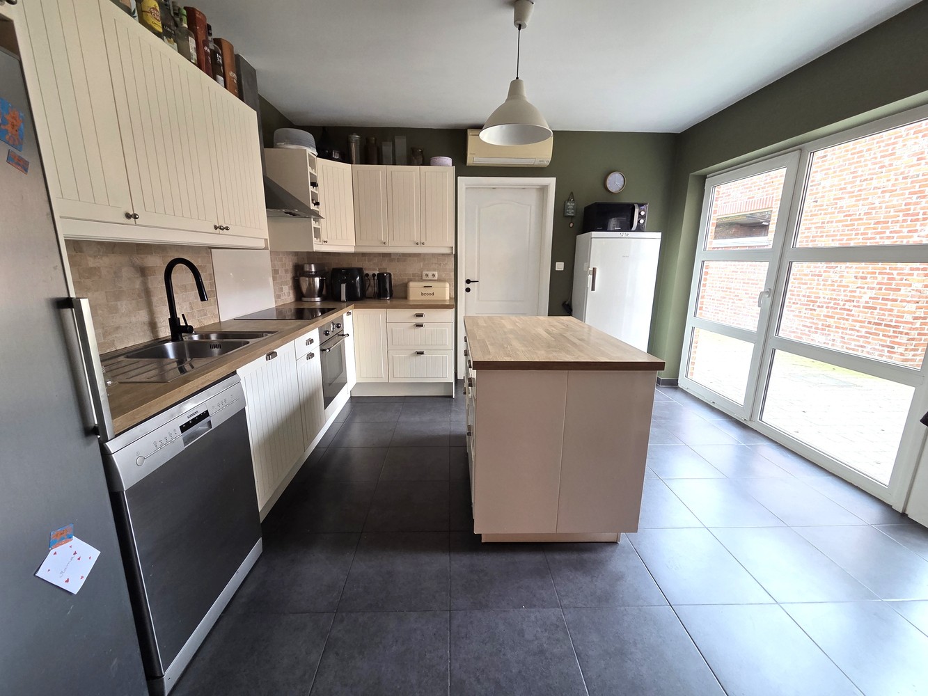 Zeer ruime woning, 3 tot 5 slaapkamers, 2 badkamers, volledig vernieuwd met ruim bijgebouw - foto 5