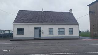 Deze woning is gelegen op de verbindingsweg tussen Diksmuide en Torhout.Indeling woning:* inkom* toilet* woonkamer* keuken* wasruimte* badkamer* 4...