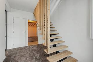 Te Lebbeke hebben we deze volledig gerenoveerde, hoogwaardig afgewerkte woning te koop, gunstig gelegen vlakbij station, kortbij de woonkern en grenzend aan het natuurgebied Hof ten Dijke/Heistergem. <br /><br />Via de inkomhal met gastentoilet en vestiaire krijg je toegang tot de lichtrijke leefruimte die in verbinding staat met de geïnstalleerde keuken rechtstreeks verbonden aan het gezellig terras. Op het gelijkvloers is er tevens een berging/technische ruimte.<br />De eerste verdieping voorziet in 2 ruime slaapkamers en een badkamer met toilet. De tweede verdieping beschikt over een dressing, een derde slaapkamer met inbouwkasten en een bergzolder.<br />Een doorrit met toegang tot de afgesloten garage en gezellig terras maken het geheel compleet.<br /><br />Conforme elektrische keuring,10 zonnepanelen met verdeelde plaatsing voor een optimaal rendement en energielabel A geven je een zorgeloze start.<br />Kortom, een afgewerkte parel die kan aangekocht worden aan 2% registratierechten (onder voorwaarden).<br /><br />Werd je interesse geprikkeld en wens je meer info of een afspraak tijdens het bezoekmoment? contacteer Peggy: 0478/37.00.82 of peggy@berno.be<br /><br />