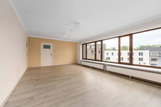 <p>Te koop: instapklaar appartement in Gent, gelegen aan de Zwijnaardsesteenweg, met 3 slaapkamers en een eigen staanplaats.</p>

<p> </p>

<p>Dit gesloten appartement, gebouwd in 1971, biedt een comfortabele woonruimte op een strategische locatie. Dankzij de drie volwaardige slaapkamers is het ideaal voor gezinnen of wie extra ruimte zoekt. De ligging nabij invalswegen, scholen, ziekenhuizen en het station maakt het bijzonder praktisch voor dagelijks woon-werkverkeer en gezinsleven. Bovendien is het appartement vrij bij akte, waardoor u snel kunt verhuizen.</p>

<p> </p>

<p>Belangrijkste ruimtes:<br />• Living met veel lichtinval en een aangename indeling<br />• Keuken met functionele opstelling<br />• Drie slaapkamers, geschikt voor diverse invullingen<br />• Badkamer met douche en wastafel<br />• Apart toilet<br />• Hal met toegang tot de verschillende ruimtes<br />• Staanplaats voor uw wagen</p>

<p> </p>

<p>Troeven:<br />• Instapklaar 3 slaapkamer appartement met staanplaats<br />• Nabij invalswegen, scholen, ziekenhuizen, station<br />• Vrij bij akte</p>

<p> </p>

<p>Neem vandaag nog contact op met uw ERA-makelaar voor een bezoek.</p>

<p> </p>

<p>JOUW DROOMAPPARTEMENT. ZO GEVONDEN!</p>