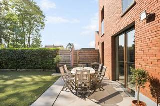 Schrijf je in voor het bezoekmoment op zaterdag 13/06 via onze website:<br />https://benjaminverkoopt.be/panden/instapklare_halfopen_woning_met_3_slaapkamers_en_zolder-garage_en_tuin_in_dadizele-1/<br />- Instapklare halfopen woning <br />- Rustige ligging in het centrum van Dadizele: Kapelleveld 74<br />- Lichtrijke leefruimte met zicht op de tuin<br />- Open, volledig uitgeruste keuken met extra eetplaats<br />- 3 slaapkamers <br />- Zolder met mogelijkheid tot een grote 4de slaapkamer<br />- Dressing <br />- Handige wasberging boven<br />- Badkamer met dubbele wastafel en douchebad<br />- Inpandige garage met extra opbergruimte en grote oprit<br />- Verzorgde tuin met terras, overdekt terras, tuinhuis en overdekte opbergplaats<br />- Uitstekend EPC: 117,57 kWh/m²/jaar, label B<br />- Conforme elektriciteit<br />- Zonnepanelen<br />- Regenwaterput van 10.000 liter<br />- Voorziening/aansluiting voor laadpaal <br />- Richtprijs: € 389.000