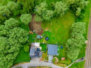 <strong>LANDELIJK GELEGEN WONING</strong> met <strong>WEIDE </strong>en <strong>GARAGE</strong>, gelegen op een <strong>UITZONDERLIJK RUSTIG PERCEEL</strong> van meer dan 30 are, op het einde van een <strong>DOODLOPENDE STRAAT</strong>. Deze eigendom biedt een unieke combinatie van <strong>RUST</strong>, <strong>PRIVACY </strong>en <strong>RUIMTE</strong>, ideaal voor wie wil genieten van het <strong>BUITENLEVEN </strong>in een <strong>GROENE OMGEVING</strong>. De woning beschikt reeds over enkele uitgevoerde vernieuwingen, waaronder <strong>NIEUWE RAMEN</strong> met <strong>DUBBELE BEGLAZING</strong>, en wordt verwarmd via <strong>CV OP STOOKOLIE</strong> aangevuld met een gezellige <strong>PELLETKACHEL</strong>.<br />De indeling gaat als volgt: via de inkomhal heeft u toegang tot de lichtrijke woonkamer en de aansluitende eetkamer. Verder beschikt het gelijkvloers over een keuken, een te moderniseren douchekamer en een aangename veranda met zicht op de tuin en de achterliggende weide. Op de 1ste verdieping bevinden zich 2 ruime slaapkamers.<br />Buitenshuis geniet u van een uitgestrekt perceel met tuin en weide, perfect voor dierenliefhebbers of wie op zoek is naar extra buitenruimte. De praktische garage zorgt bovendien voor bijkomende opslag- en parkeermogelijkheden.<br /><br />Adres: Rue Virgile Berens 8 te Lessines<br /><br />PEB: 472kWh/m²