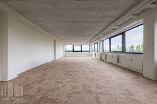 Excellent turnkey office/multi-purpose space of 134 m² for rent, perfectly located along the busy Leuvensesteenweg (N2) and close to the R0 in Zaventem.<br /><br />The recently renovated, bright spaces are part of the high-quality office building "Campus Zaventem", featuring meeting rooms, company restaurant, showers, garden, and a large parking area with charging stations. Available immediately.<br /><br />Contact<strong> PANORAMA B2B</strong> for additional information, plans, or a non-binding site visit at<strong> 0477 09 00 09.</strong>