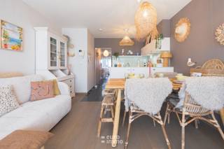 In de Goethalsstraat kan u zich moeilijk op een centralere locatie in Nieuwpoort-Bad bevinden. Met het strand en de winkelstraat om de ene hoek, de villawijk en de duinen om de andere en ook de havengeul op een boogscheut is dit dé perfecte plek voor een vakantieverblijf. Gelukkig is er meer dan de locatie alleen. Het appartement werd gebouwd met oog voor detail en afgewerkt met smaakvolle materialen. Een lichtrijke woonkamer met massief parket, een open keuken, badkamer met douche en de praktische slaaphoek als toevoeging op de volwaardige slaapkamer zorgen ook binnen in het appartement voor voldoende ruimte en slaapmogelijkheden voor een voltallig gezin. Het leukste plekje van dit appartement vinden wij dan weer het terras. Een koffie met croissant in de ochtendzon terwijl u kan genieten van het zeezicht, er bestaan slechtere manieren om de dag te starten. Het appartement wordt gemeubeld verhuurd. <br />75 EUR voorschot op de syndicuskosten (water incluis).<br />EPC = 186