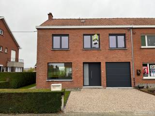 Deze ruime woning werd van beneden tot boven volledig vernieuwd! Ze is gelegen in Sint-Lodewijk, een deelgemeente van Deerlijk.
<h4>Indeling</h4>
<ul>
<li>inkom</li>
<li>toilet</li>
<li>living met gaskachel (enige verwarming, krachtig toestel, kan volledige woning verwarmen)</li>
<li>halfopen keuken voorzien van alle toestellen</li>
<li>kelder</li>
<li>garage</li>
<li>3 ruime slaapkamers</li>
<li>ruime badkamer met inloopdouche, lavabomeubel en toilet</li>
<li>zolder</li>
<li>grote tuin</li>
</ul>
<h4>Troeven</h4>
<ul>
<li>volledig vernieuwd</li>
<li>geschilderd, voorzien van lichtarmaturen</li>
<li>elektrische rolluiken</li>
<li>rustige ligging</li>
</ul>
<h4>Praktisch</h4>
<ul>
<li>huurprijs: € 975</li>
<li>beschikbaar half november</li>
<li>Interesse in een bezoek? Bel me gerust.</li>
</ul>
