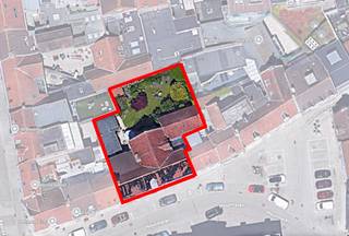 het historisch centrum van Veurne vinden we deze handelswoning terug. Op de Houtmarkt heeft het pand een vlotte bereikbaarheid en...