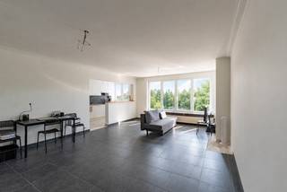 Dit vernieuwde appartement is rustig en centraal gelegen, in de nabijheid van openbaar vervoer, winkels en andere dagelijkse voorzieningen. Het bevindt zich op de eerste verdieping van een kleinschalig gebouw.<br /><br />Via de inkomhal bereikt u de lichtrijke leefruimte op tegelvloer en de moderne keuken, die is afgewerkt met kwalitatieve materialen en uitgerust met onder andere een oven, microgolfoven, vaatwasser en spoelbak. De vernieuwde badkamer is voorzien van douche, lavabomeubel en toilet. Verder beschikt het appartement over twee ruime slaapkamers op parketvloer, beide voorzien van rolluiken. Eén van de slaapkamers geeft toegang tot een aangenaam terras. Tot slot is er nog een praktische berging/wasruimte aanwezig.<br />Er dient een garage te worden bij gehuurd aan €25 per maand.<br /><br />Gemeenschappelijke kosten bedragen €55/maand (INCL: water)<br />Gas en elektriciteit zijn individueel te voorzien via eigen meters. Het appartement heeft een EPC-score van 199 kWh/m² en is beschikbaar vanaf 01/09/2026.