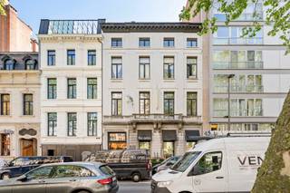 <p>Dit uitzonderlijk, imposant herenhuis is een van meest opvallende en herkenbare panden gelegen aan de Mechelsesteenweg. Een indrukwekkende gevel met rijke ornamentiek en grote raampartijen straalt standing en allure uit.</p>
<p>Het gebouw combineert historische grandeur met een eigentijdse invulling. De karaktervolle boogvormige ingang geeft toegang tot aan het binnengebied met bijgebouw.</p>
<p>Binnenin ontvouwt zich een monumentale entreehal met originele marmeren vloeren en sierlijke stucplafonds. Het gelijkvloerse niveau leent zich perfect voor commerciële doeleinde. Een monumentale houten trap met smeedijzeren leuning leidt naar de verschillende bovenliggende verdiepingen waar de woonniveau’s zijn gelegen. De ruimtes worden gekenmerkt door een comfortabele ruimtelijkheid vanwege de hoge plafonds met originele omlijstingen en de vele raampartijen.</p>
<p>De ligging spreekt voor zich: de Mechelsesteenweg is een van de belangrijkste invalswegen en handelsstraten van Antwerpen. Omgeven door winkels, horecazaken, kantoren en residentiële bebouwing, en uitstekend bereikbaar met zowel het openbaar vervoer als de wagen, geniet dit pand van een maximale zichtbaarheid.</p>