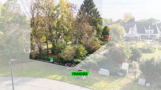 Deze landelijke bouwgrond bevindt zich in een rustige woonwijk in Oosterzele. Deze residentiële wijk ligt nabij het dorpscentrum van Oosterzele...