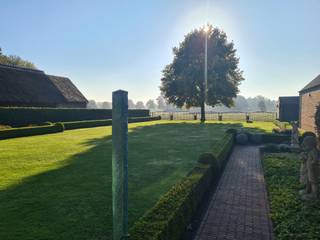 Zeer goed onderhouden opbrengsteigendom bestaande uit 6 appartementen<br /><br /><strong>INDELING:</strong><br />- 2 ruime gelijkvloerse appartementen met 3 slaapkamers, tuin en garage (opp aldus epc: 187 en 155m²)<br />- 1 ruim appartement op de 1ste verdieping met 3 slaapkamers, ruim terras en garage (opp aldus epc: 115m²)<br />- 1 ruim appartement op de 1ste verdieping met 2 slaapkamers, ruim terras en garage (opp aldus epc: 91m²)<br />- 2 bemeubelde studio's op de 2de verdieping met autostaanplaats (opp aldus epc: 73 en 70m²)<br />- gelijkvloers meterlokaal met individuele gas-, elektriciteits- en watermeters<br />- garage gebouw met voormelde garages en ruime bergzolder<br />- houten tuinschuur/fietsenberging<br /><br /><strong>DIVERSEN:</strong><br />- totaalrenovatie/verbouwing voltooid in 2002<br />- kwalitatieve verbouwing met gebruik van onderhoudsvriendelijke materialen<br />- geen gemeenschappelijke kosten<br />- gunstige energiescores: label B (tussen 139 en 176 kWh/m² jaar)<br />- volledig bewoond/verhuurd<br />- stedenbouwkundige inlichtingen: Vg, Wglk &amp; Ag, Gvv, Gvkr, Gmo, <br />- waterinfo: Perceelscore: A - Gebouwscore: A<br />- voor meer info of een bezoek: 03 369 09 39 of info@devavastgoed.be