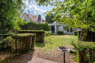 <p>Sommige huizen zijn helemaal af. Andere laten liever nog wat ruimte voor uw eigen ideeën. Deze vrijstaande woning in de gegeerde wijk Elsdonk behoort duidelijk tot die tweede categorie. Een karaktervolle woning met een stevige basis, verrassend veel ruimte en vooral heel wat mogelijkheden om er uw eigen droomhuis van te maken.</p>
<p>Bij het binnenkomen bevindt zich links een aparte ruimte die vandaag als bureau wordt gebruikt. Aan de andere zijde ligt de keuken. Van hieruit loopt u verder naar de ruime leefruimte achteraan. Dankzij de grote raampartijen geniet u hier van een mooi zicht op de tuin en ontstaat er een aangename verbinding tussen binnen en buiten.</p>
<p>Het slaapgedeelte bevindt zich een verdieping hoger. Hier wachten drie slaapkamers en twee badkamers op hun volgende bewoners. Een master bedroom, twee extra kamers en twee badkamers bieden alle ruimte voor een gezin, logees, thuiswerk of een hobby.</p>
<p>Ook praktisch heeft deze woning heel wat in petto. De grote kelder biedt een zee aan extra bergruimte en kan perfect dienstdoen als stockage-, hobby- of klusruimte. Daarnaast beschikt de woning over een garage en verharde oprit.</p>
<p>Buiten wacht een noordelijk georiënteerde tuin met heel wat mogelijkheden. Een groene plek om tot rust te komen, een speelruimte voor de kinderen of een gezellige plek voor een barbecue met vrienden: met een beetje creativiteit maak je er een fijne buitenplek van.</p>
<p>En dan is er natuurlijk de ligging. Elsdonk is een gegeerde, residentiële wijk in Edegem waar rust en bereikbaarheid mooi samenkomen. Scholen, winkels, parken en recreatie bevinden zich in de buurt, terwijl ook Antwerpen en Brussel vlot bereikbaar zijn.</p>
<p>Een woning met ruimte, karakter en vooral veel potentieel. Geen kant-en-klaar verhaal, maar een mooie basis voor wie graag zelf de lijnen uitzet en er stap voor stap een eigen thuis van maakt.<br /><br />Extra's: <br />- Toplocatie<br />- Garage<br />- Ruime leefruimte<br />- Vraagprijs is richtprijs<br /><br /><br />Dit pand is onderworpen aan de renovatieverplichting van de Vlaamse overheid voor residentiële gebouwen.<br />https://www.vlaanderen.be/een-huis-of-appartement-kopen/renovatieverplichting-voor-residentiele-gebouwen<br /><br />Wg, Gvkr, Vg, Gvv, Gmo, Geen overstromingsgevoelig gebied, geen worg</p>