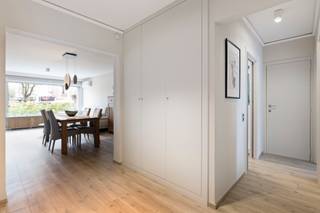 <p>Dit aangename gelijkvloerse appartement in de Kardinaal Mercierlaan is een mooie opportuniteit voor wie op zoek is naar comfort, een vlotte bereikbaarheid en een uitstekende ligging in Heverlee. Het Arenbergpark, Imec, Gasthuisberg en de KU Leuven bevinden zich allemaal op korte afstand.</p><p>Het appartement werd in 2016 grondig gerenoveerd en biedt een aangename en praktische indeling. De ruime inkomhal met vestiairekast geeft toegang tot de gezellige leefruimte met airconditioning en terras.</p><p>Daarnaast zijn er de volledig ingerichte keuken, 2 slaapkamers, een verzorgde badkamer en voldoende bergruimte. Een ruime kelderberging en gesloten garagebox vervolledigen het aanbod en zijn inbegrepen in de prijs.</p><p>Een appartement met een combinatie die je niet elke dag tegenkomt: gelijkvloers wonen, buitenruimte, een garagebox én een topligging in Heverlee.</p><p>Verkoop via Avant-Première, het reglement en alle downloads vind je op onze website.<br />De geafficheerde prijs is een instelprijs.</p><p>Interesse? Plan vandaag nog je bezoek via www.living-stone.be</p>