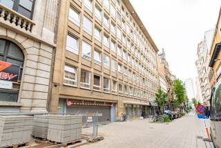 Interessante autostaanplaats in een verzorgd gebouw, centrum stad: nabij Hopland, de Meir en Frankrijklei. Handige inrit via Kipdorpvest, geen autolift, geschikt voor alle personenwagens, SUV's, bestelwagens tot max 1,82m hoogte. <br />Bereikbaar via een automatische poort en brede helling<br />Onmiddellijk beschikbaar bij akte. <br />Vraagprijs: € 38.500 (parking: +1 plaats 124)