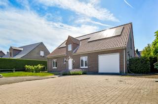 Bent u op zoek naar een ruime en instapklare gezinswoning waar comfort, licht en buitenleven centraal staan? Dan is deze prachtige woning beslist een bezoek waard.<br />Bij het binnenkomen wordt u verwelkomd in een ruime inkomhal met gastentoilet en een stijlvolle trap naar de eerste verdieping. Op het gelijkvloers bevindt zich tevens een afzonderlijk bureau, ideaal als thuiswerkplek of praktijkruimte.<br />De lichtrijke leefruimte bestaat uit een gezellige zithoek en een ruime eetplaats en sluit naadloos aan op de moderne, open keuken met eetgedeelte. Dankzij de grote raampartijen geniet u hier van een prachtig zicht op de tuin en een overvloed aan natuurlijk licht. Verder vindt u op het gelijkvloers een ruime wasplaats en een garage.<br />Op de eerste verdieping bevinden zich vier volwaardige slaapkamers en een comfortabele badkamer, uitgerust met een ligbad, een aparte douche en een modern lavabomeubel.<br />Ook buiten heeft deze woning heel wat te bieden. De ruime tuin vormt een oase van rust en privacy. Het grote zonneterras biedt een directe verbinding met het zwembad en het stijlvolle poolhouse. <br />Praktisch is er eveneens een ruime oprit met plaats voor drie wagens.<br /><br />RICHTRIJS - 638.000 EUR - De vermelde prijs is een richtprijs: ieder bod wordt voorgelegd aan de eigenaars, die al dan niet kunnen ingaan op het voorstel.<br /><br />Contacteer PERSPECTIEF VASTGOED – 7 op 7 bereikbaar – voor meer informatie of een bezoek.<br />Bel 050/550.750 of mail naar info@perspectiefvastgoed.be!
