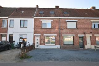 Deze goed onderhouden gesloten woning in het rustige Petegem-aan-de-Leie ligt op wandelafstand van het centrum van Deinze en biedt een ideale locatie met alle nodige faciliteiten in de nabije omgeving, zoals scholen, winkels en openbaar vervoer. De woning biedt een praktische indeling en beschikt over drie slaapkamers. Het is gelegen op een perceel van 220 m² en biedt voldoende ruimte voor een gezellige tuin van ongeveer 180 m².<br /><br />Bij binnenkomst betreden we de inkomhal, die ons toegang geeft tot de ruime leefruimte met haard. Aansluitend is de grote ingerichte open keuken die ons enerzijds toegang geeft op de badkamer met meubel, douche en toilet en anderzijds uitkijkt op de achtertuin, via de berging.<br /><br />Op de eerste verdieping bevinden zich twee volwaardige slaapkamers met ingemaakte kasten, terwijl de derde slaapkamer zich op de tweede verdieping bevindt.<br /><br />Een echte aanrader voor wie rustig maar toch in de stad wenst te wonen !<br /><br />Bel gerust naar Wim voor meer info of een afspraak op 0492 68 38 38