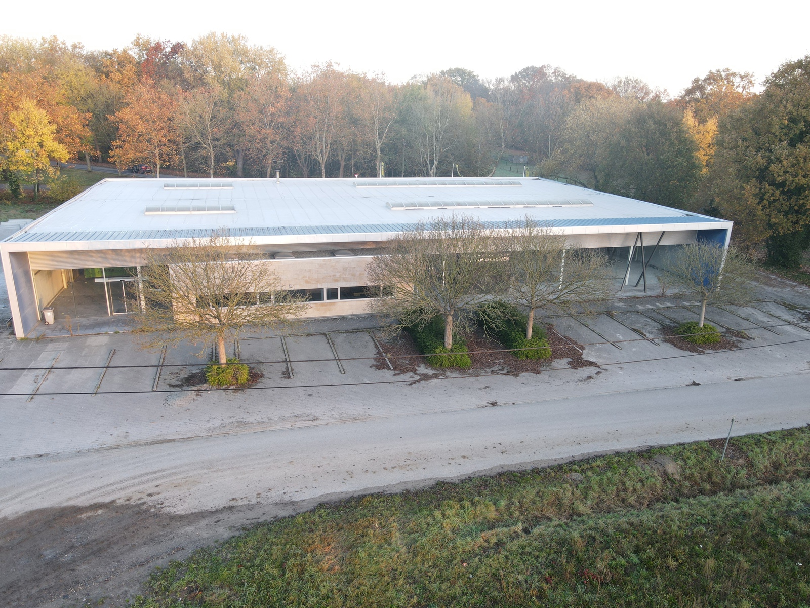 Goed gelegen loods met kantoren op een ruim perceel. - foto 3