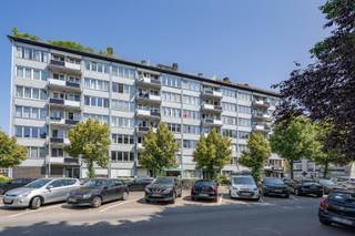 Appartement (hoogste verdieping - 2 SLK) met zonnig terras. Indeling:We bereiken deze 6de verdieping met de lift. De inkomhall van het appartement is...