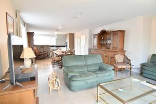 Dit ruime 3-slaapkamer appartement in Gullegem is de perfecte plek om te wonen. Met een energielabel A, is dit appartement zeer energiezuinig.Via de...