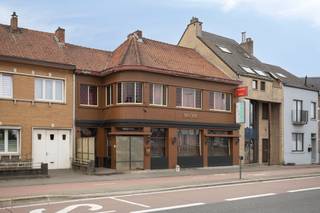 <p>Ben je op zoek naar een handelshuis in Hasselt dat een stabiele investering combineert met interessante toekomstmogelijkheden? Dan is deze eigendom aan de Kuringersteenweg 470 zeker het ontdekken waard. Dankzij de prominente ligging langs een drukke invalsweg geniet het pand van een uitstekende zichtbaarheid en een sterke commerciële uitstraling.</p><p>Het handelspand bevindt zich op een perceel van ongeveer 4a en beschikt achteraan over een ruime parkeergelegenheid die bereikbaar is via de Stevoortse Kiezel. Deze praktische toegang vormt een grote meerwaarde voor klanten, bezoekers en personeel en verhoogt het gebruikscomfort aanzienlijk.</p><p>Momenteel is het pand verhuurd via een lopende handelshuurovereenkomst, waarvan nog ongeveer 7 jaar resterend zijn. Hierdoor geniet je als investeerder meteen van een stabiele huuropbrengst dankzij een correcte en stipte huurder.</p><p>Ook op langere termijn biedt deze eigendom interessante mogelijkheden. De handelshuurovereenkomst voorziet een geldige opzegmogelijkheid op het einde van elke driejarige periode voor eigen gebruik. Daardoor kan het pand in de toekomst eveneens interessant zijn voor ondernemers die hier hun eigen handelsactiviteit willen vestigen.</p><p>Daarnaast maken de centrale ligging, de goede bereikbaarheid en de commerciële omgeving deze eigendom mogelijk ook aantrekkelijk voor herontwikkeling, steeds onder voorbehoud van de geldende stedenbouwkundige voorschriften.</p><p>Of je nu op zoek bent naar een opbrengsteigendom, een toekomstige vestigingsplaats voor je onderneming of een eigendom met ontwikkelingspotentieel, deze opportuniteit biedt verschillende mogelijkheden. Neem gerust contact op voor meer informatie of plan een plaatsbezoek in.</p>