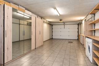 Op een prima locatie te Kapelle-op-den-bos bevindt zich deze instapklare woning met 2 slaapkamers en grote tuin op een mooi perceel van 416 m². Dankzij de gunstige ligging geniet u van een uitstekende bereikbaarheid, terwijl winkels, scholen, horecagelegenheden en het openbaar vervoer zich op wandelafstand bevinden.<br /><br />We betreden de woning via de inkomhal die toegang biedt tot een technische ruimte, bureau of kleine slaapkamer en een zeer ruime inpandige garage met potentieel voor alternatieve inrichting. De nachthal op de eerste verdieping geeft uit op een apart toilet en een ruime woonkamer die dan weer toegang geeft tot de keuken en een ruime slaapkamer met achterliggende badkamer voorzien van ligbad, lavabo en een 2de toilet. Via een uitvouwbare trap kan u via de nachthal de zolder betreden die ruimte biedt voor extra kamers. In de westelijk georiënteerde grote tuin kunt u genieten van het mooie weer en het achterliggend groen.<br /><br />U bent verplicht om deze woning binnen de 6 jaar na aankoop energetisch te renoveren tot minimum EPC-label D. De actuele EPC score is E maar kan met beperkte middelen verbeterd worden. We geven tijdens het bezoek aan de woning het gepaste advies.<br /><br />Dit is een uitstekende opportuniteit wanneer u op zoek bent naar een instapklare woning met zeer veel potentieel op een prima locatie te Kapelle-op-den-bos. Contacteer ons op 0472 95 20 71 voor meer informatie of neem een kijkje op www.boonstravastgoed.be. <br /><br />Bijzonderheden:<br />- prima ligging<br />- grote tuin<br />- zeer veel potentieel