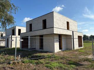 <p>Exclusieve nieuwbouwvilla waar luxe en hedendaagse architectuur elkaar perfect aanvullen.</p>
<p>De woningen scoren zeer goed qua energiezuinigheid (E-peil max E19) dankzij de <strong>geothermische warmtepompen </strong>met vloerverwarming, <strong>zonnepanelen</strong>, <strong>superisolerende hoogrendements dubbele beglazing,</strong> vloer- muur- en dakisolatie, <strong>ventilatie type D</strong>,…</p>
<p><strong>Troeven van dit project:</strong></p>
<ul>
<li><strong>BEN-woningen (Bijna-EnergieNeutraal)</strong> – energiezuinig wonen met lage energiekosten en toekomstgerichte woonkwaliteit</li>
<li><strong>Rustige ligging</strong> – op fietsafstand van het centrum van Maldegem</li>
<li><strong>Strakke architectuur</strong> – moderne open bebouwingen met een stijlvol plat dak</li>
<li><strong>Ruimte voor het hele gezin</strong> – 4 slaapkamers en 2 badkamers</li>
<li><strong>Aangenaam samenleven</strong> – open keuken met aansluitende berging en een ruime leefruimte met grote raampartijen en zicht op de tuin</li>
<li><strong>Ideaal voor thuiswerk</strong> – aparte bureauruimte</li>
<li><strong>Praktisch comfort</strong> – inpandige garage</li>
<li><strong>Duurzame technieken</strong> – zonnepanelen, warmtepomp en vloerverwarming (uitgezonderd garage en bergingen)</li>
<li><strong>Kwalitatieve materialen</strong> – luxueuze, onderhoudsvriendelijke en stijlvolle afwerking</li>
<li><strong>Afwerking naar keuze</strong> – afhankelijk van de bouwfase kan u nog persoonlijke keuzes maken</li>
<li><strong>Instapklaar</strong> – volledig afgewerkt bij oplevering</li>
</ul>
<p>De prijzen van de woningen <strong>starten vanaf €590.000 (excl. kosten).</strong></p>
<p><strong>Extra voordeel:</strong> aankoop mogelijk aan <strong>6% btw</strong>, mits voldaan aan de wettelijke voorwaarden.</p>
<p>Bent u op zoek naar<strong> een moderne, energiezuinige villa in Maldegem?</strong> Neem gerust vrijblijvend contact met ons op voor meer informatie of een plaatsbezoek via 050/73.73.73 of via info@bonnevastgoed.be</p>