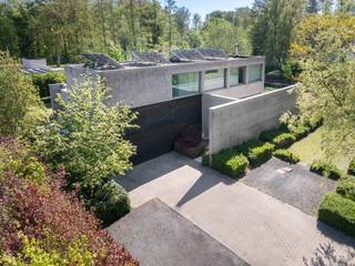 <p><strong>Exclusieve moderne villa met zwemvijver in een groene omgeving<br /><br /></strong>Op een uitzonderlijk mooi perceel van ca. <strong>2.464 m²</strong>, discreet gelegen aan het einde van een doodlopende straat, bevindt zich deze <strong>energiezuinige, hedendaagse villa</strong> die luxe, comfort en privacy perfect combineert. De woning is omgeven door groen en biedt een unieke woonbeleving in alle rust, zonder in te boeten aan bereikbaarheid.</p>
<p>De villa beschikt over <strong>drie volwaardige slaapkamers, twee badkamers, een aparte bureauruimte</strong>, een royale leefruimte met open haard en maatwerk kasten, een luxueuze leefkeuken met hoogwaardige toestellen en coffee corner, een bijkeuken, een ruime kelder en een <strong>dubbele inpandige garage</strong>.</p>
<p>De elegante inkomhal met vestiaire en gastentoilet leidt naar de lichtrijke leefruimte met grote raampartijen en een prachtig zicht op de tuin. Aansluitend bevindt zich een kantoorruimte met uitzicht op de koivijver — ideaal voor wie wonen en werken wil combineren. De volledig uitgeruste keuken geeft rechtstreeks toegang tot het (deels) overdekte terras en de tuin.</p>
<p>Op de verdieping bevindt zich de master suite met dressing, ensuite badkamer en privatief terras, evenals twee ruime slaapkamers, een douchekamer, een apart toilet en een wasplaats.</p>
<p>De tuin vormt een ware private wellness-oase, met een stijlvolle zwemvijver en een elegant poolhouse (± 7 jaar oud) — perfect om in alle seizoenen te genieten van rust, privacy en ontspanning.</p>
<p><strong>Extra troeven:</strong></p>
<ul>
<li>
<p>Geothermische warmtepomp</p>
</li>
<li>
<p>Zonnepanelen met groenestroomcertificaten</p>
</li>
<li>
<p>Putboring</p>
</li>
<li>
<p>Airconditioning in de slaapkamers</p>
</li>
<li>
<p>Domotica & geïntegreerde muziekinstallatie</p>
</li>
<li>
<p>Videofoon</p>
</li>
<li>
<p>Robotmaaier</p>
</li>
</ul>
<p>Een <strong>uitzonderlijke eigendom</strong> voor wie op zoek is naar luxe, ruimte, privacy en hedendaags wooncomfort op een toplocatie.</p>
<p>Voor meer informatie of een bezoek aan deze mooie villa neem contact op met sigalit@reds.be - 0475 66 84 74</p>