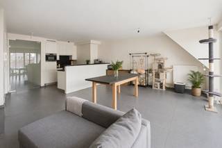 <br />Dit moderne duplex bevindt zich op de bovenste verdieping van een recente en kleinschalige residentie (met lift), midden in het centrum van Torhout. Winkels, horeca, openbaar vervoer en andere dagelijkse voorzieningen bevinden zich allemaal op korte wandelafstand.<br /><br />Troeven: <br />- Duplex appartement <br />- Ruime bewoonbare oppervlakte <br />- Twee terrassen <br />- Centrum Torhout <br /><br />De eerste verdieping is bijzonder aangenaam dankzij de grote raampartijen die voor een overvloed aan natuurlijk licht zorgen. De open leefruimte vormt één mooi geheel met de volledig uitgeruste keuken en biedt rechtstreeks toegang tot het zonnige terras aan de voorzijde. Op dezelfde verdieping vinden we een een slaapkamer, een verzorgde badkamer met ligbad en dubbele wastafel en een afzonderlijk toilet.<br /><br />De bovenste verdieping bevindt zich een royale slaapkamer, de kamer kan perfect worden ingericht als slaapkamer met dressing en bureauruimte.<br /><br />Verder beschikt de duplex over een handige was-/bergruimte en een tweede zonnig terras aan de achterzijde. Dankzij de twee terrassen kan je op verschillende momenten van de dag van de buitenruimte genieten.<br /><br />Voor meer info: contacteer Eva via 0475 69 38 22 of via eva@vicusvastgoed.be