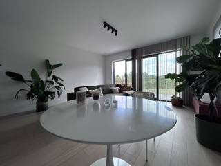 Prachtig gelijkvloers appartement te huur in Aarschot. Gelegen op een boogscheut van het centrum en station van Aarschot.<br /><br />Dit ruime BEN appartement bestaat uit een open keuken met leefruimte die toegang geeft tot het terras en de tuin, een berging, 2 slaapkamers met beide een badkamer en een apart toilet. Op de kelderverdieping bevindt zich nog een extra berging en parkeerplaats.<br /><br />Winkels zijn in de directe nabijheid.<br /><br />Ontdek snel zelf dit energiezuinige pareltje!<br /><br />De gemeenschappelijke kosten bedragen 100,00 Euro per maand. <br /><br />Meer info of een bezoek ter plaatse? Contacteer ons en plan je afspraak.
