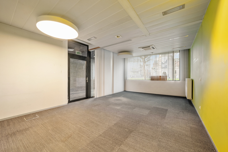 Roeselare-stadskern. Kantoor / praktijkruimte van 164m2, onlangs vernieuwd. Grote zichtbaarheid en uitkijkend op het Coninckplein. Ideaal voor groepspraktijk, galerij, boekhoudkantoor, private training,... - foto 4