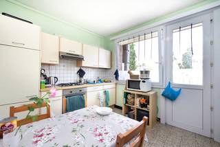 In een rustige straat in Anderlecht, vlak bij de wijk Prins van Luik en alle voorzieningen, ontdekt u dit appartement van ±105 m² bewoonbare oppervlakte, gelegen in een kleine mede-eigendom met lage lasten.
Het appartement overtuigt door zijn ruime indeling en interessante mogelijkheden. De leefruimte van ±30 m² met uitgeruste keuken vormt een aangename en lichtrijke woonomgeving. Momenteel beschikt het appartement over twee ruime slaapkamers van ±25 m² en ±14,5 m² met dressing, maar het kan eenvoudig opnieuw worden ingericht als een appartement met drie slaapkamers. Verder omvat het appartement een badkamer, een apart toilet en verschillende praktische bergruimtes. Een kelder en een zolder bieden bijkomende opslagruimte.
Het pand is momenteel verhuurd voor €1.126 + €183 lasten, wat het eveneens interessant maakt als investering.
Individuele centrale verwarming.
Een appartement met mooie volumes en tal van mogelijkheden, gelegen in een aangename residentiële buurt.
EPC: G (129 kg CO₂/m²/jaar).
Alle oppervlaktes worden louter indicatief meegedeeld.