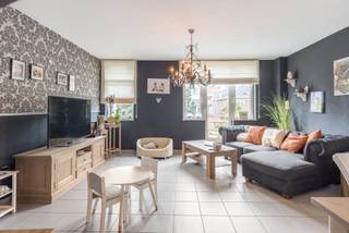 <strong>RUIM, INSTAPKLAAR DUPLEXAPPARTEMENT (OPBRENGSTEIGENDOM) MET 2 SLAAPKAMERS, TERRAS EN KELDERBERGING BINNEN DE KLEINE RING VAN HASSELT !</strong><br /><br />Dit ruim en instapklaar appartement bevindt zich op de bruisende Martelarenlaan in het centrum van Hasselt. Deze locatie staat gekend voor zijn verbinding tussen het Kolonel Dusartplein en Quartier Bleu, met vlakbij alle voorzieningen zoals een bakker, slager, tal van toffe cafés, trendy restaurants, hippe boetieks enzovoort. Hier zit je met andere woorden op één van de meest gezellige locaties van de stad met bovendien voldoende parkeergelegenheid (bewonersparkeren geldt in de omliggende straten) en het openbaar vervoer op wandelafstand. <br /><br />Dit duplex-appartement dat gebouwd werd in 1930 en een renovatie onderging in 2005, bevindt zich op de 2de en 3de verdieping en werd goed onderhouden. Het appartement is bereikbaar via een buitentrap die toegankelijk is via de gemeenschappelijke binnenkoer en beschikt onder andere over een privé terras achteraan en private kelderberging. <br /><br />Je betreedt via het terras de inkomhal, dewelke aansluit op de ruime leefruimte met open keuken en de CV-ruimte, waar plaats is voor het wegbergen van een extra koelkast/diepvries. Hier bevindt zich eveneens een HR-ketel (geplaatst 2019). De open, betegelde trap leidt verder naar de 3de verdieping waar je enerzijds twee slaapkamers treft en anderzijds een apart toilet en ruime badkamer met douchebad en dubbele lavabo. Hier is aansluiting en ruimte voorzien voor het aansluiten van een wasmachine en droogkast. <br /><br />Extra bergruimte heb je in de kelderberging. Bij de gemeenschappelijke binnenkoer is er plaats voor opslag van fietsen. <br /><br />Kortom: hier tref je een instapklaar en gezellig appartement aan op een locatie die makkelijk bereikbaar is en tegelijk op wandelafstand enorm veel te bieden heeft. <br /><br />Het appartement wordt op dit moment verhuurd aan 750,- EUR/maand + 15,- EUR/maand aan gemeenschappelijke kosten voor het reservefonds. Het biedt een verhuurrendement van 3,64%, dus ook uiterst geschikt als investering.<br /><br />Opmerking: Er dient enige duiding gegeven te worden omtrent de EPC-score. In realiteit verklaart de eigenaar dat er wel degelijk isolatie aanwezig is in de spouwmuren en het dak (35 cm glaswol). Door het ontbreken van bewijsstukken werd hier geen rekening mee gehouden in de huidige EPC-score. Rekening houdend daarmee zou de reële EPC-score dus beduidend lager moeten komen te liggen (103 kWh/m²jaar). Volgens het oude EPC-verslag had het appartement een EPC-score van 145 kWh/m²jaar.<br /><br />Interesse? Contacteer ons op 011 96 51 76 of mail naar info@momentumvastgoed.be