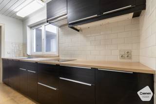 Op een centrale ligging in Sint-Michiels, vlak bij winkels, scholen, openbaar vervoer en lokale handelaars, bevindt zich deze verzorgde & energiezuinige gezinswoning op een perceel van 205 m². De woning werd doorheen de jaren zorgvuldig onderhouden. Dankzij <strong>de zonnige tuin</strong> geniet je hier volop! Op het gelijkvloers word je verwelkomd in een sfeervolle inkomhal met een aansluitende woonkamer die zeer lichtrijk is en met uitzicht op de tuin. Aansluitend aan de leefruimte is er nog een functionele volledig ingerichte keuken met een aanpalende bijkeuken/ wasplaats. Op de eerste verdieping bevinden zich<strong> 2 volwaardige slaapkamers en een badkamer met douche, wastafel in meubel en een toilet.</strong> Er is een grote zolderruimte aanwezig te bereiken via een vaste trap. Deze zolder kan perfect worden ingericht als extra slaapkamer(s), hobbyruimte of bureau, afhankelijk van jouw wensen. De tuin heeft nog een extra tuinberging. <strong>Energielabel B, Gekeurde Elektriciteit ,Traplift aanwezig, Regenwaterput van 5000 liter en de woning is asbestveilig! Kan ook een interessante investering zijn!</strong><br /><br /><br /><strong><u>Gelijkvloers:</u></strong>
<ul>
<li>Sfeervolle inkomhal;</li>
<li><strong>Lichtrijke leefruimte</strong> met uitzicht op de tuin;</li>
<li><strong>Volledig ingerichte keuken </strong>met alle toestellen;</li>
<li>Wasplaats/Berging achteraan aan de keuken;</li>
<li>Apart toilet op het gelijkvloers;</li>
<li><strong>Zonnige tuin </strong>met tuinberging;</li>
</ul>
<strong><u>Eerste verdieping:</u></strong>
<ul>
<li><strong>2 volwaardige</strong> slaapkamers;</li>
<li>Badkamer met douche, wastafel in meubel en hangtoilet;</li>
</ul>
<u><strong>Tweede verdieping te bereiken met vaste trap:</strong></u>
<ul>
<li><strong>Prachtige zolderkamer</strong> die kan ingericht worden als extra slaapkamer /hobbyruimte of bureau</li>
</ul>
<u><strong>Troeven:</strong></u>
<ul>
<li>Regenwaterput van 5000 liter;</li>
<li>Asbestveilige woning;</li>
<li>Gekeurde Elektriciteit;</li>
<li>Energielabel B;</li>
<li>Traplift aanwezig.</li>
</ul>
<br />Voor meer informatie of verdere vragen over deze woning contacteer ons via: oostkamp@caenen.be<br />