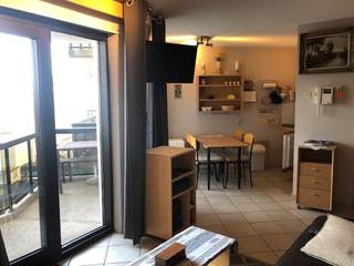 Hoekappartementje gelegen op de 1ste verdieping met lift in de Residentie Koksijde Promenade<br />aan Ster Der Zee. Indeling: Living met flatscreen, digibox, WIFI en zongericht hoekterras. Open<br />keuken. 1 slaapkamer met dubbel bed en 1 kleine blinde slaapkamer met stapelbed. Badkamer<br />met douche, lavabo en toilet. Elektrische verwarming met accumulatiekachel.