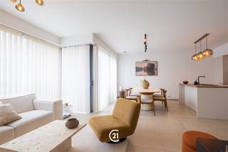 Welkom in dit prachtig appartement in Asse. Met 89m² bewoonbare oppervlakte verdeeld over twee comfortabele slaapkamers, en een EPC A, is dit appartement ideaal als eerste aankoop, investering of de gezinswoning. Het appartement beschikt over zonnepanelen, vloerverwarming en modern ventilatiesysteem.De woonkamer is werkelijk indrukwekkend met zijn grote open ruimte. De grote ramen laten een overvloed aan daglicht binnenstromen, en dankzij de open keuken, met kookeiland, verlies je geen minuut van het gezinsleven. Eveneens de perfecte plek voor een familiediner en gezellige bijeenkomsten. De keuken is volledig uitgerust en met moderne apparaten. Perfect om je culinaire creativiteit te stimuleren.Beide slaapkamers bieden voldoende ruimte voor de hele familie, en de badkamer is zeer modern en praktisch ingericht met een inloopdouche. Een hoogtepunt is het ruime, zuid gerichte terras, ideaal om te genieten van de rust na een lange werkdag. Het appartement is ideaal gelegen op wandelafstand van scholen, winkels, openbaar vervoer en alle voorzieningen, en eveneens een zeer vlotte verbinding met de E40 en de ring van Brussel.Als kers op de taart, vormt dit appartement een geheel met een kelderruimte, en een DUBBELE gesloten garage. (mogelijkheid om aan te kopen voor 40.000€)Kom en ontdek dit schitterende appartement in het gezellige Asse.